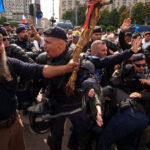 galerie foto piata victoriei sub asediu imagini cu ce nu s a vazut la tv din ciocnirile dintre protestatari si jandarmi 6aa94116ceae3