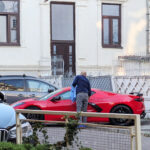 greu sa parchezi un chevrolet corvette pe trotuar 6a997931567af