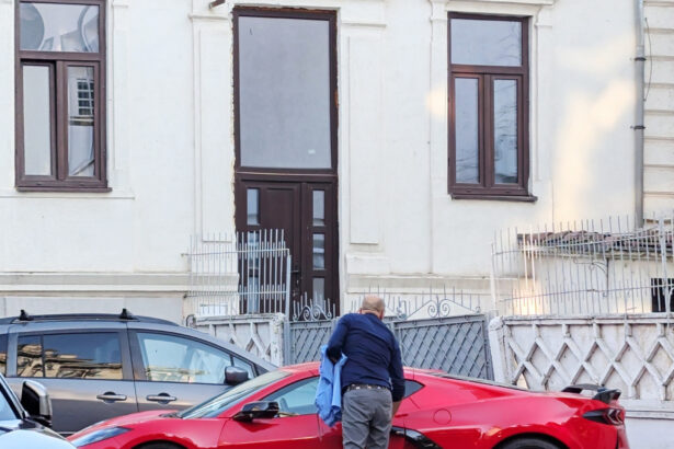 greu sa parchezi un chevrolet corvette pe trotuar 6a997931567af