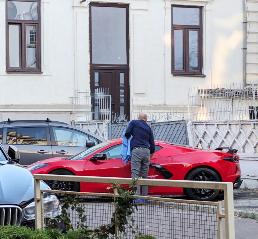 greu sa parchezi un chevrolet corvette pe trotuar 6a997931567af