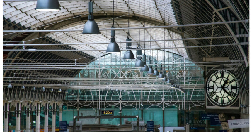 haos feroviar la londra dupa un incendiu in zona paddington trenurile spre aeroportul heathrow au fost anulate 6a9c7102bfc15