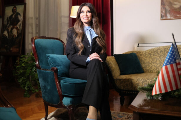 prima reactie a guvernului grec la relatarea wsj despre afirmatiile ambasadoarei sua la atena kimberly guilfoyle 6aba71885594a