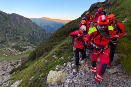 sase turisti straini aflati intr o stare avansata de epuizare recuperati de salvamontisti in apropiere de transfagarasan 6a9b1f8503a9f
