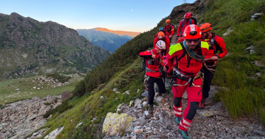 sase turisti straini aflati intr o stare avansata de epuizare recuperati de salvamontisti in apropiere de transfagarasan 6a9b1f8503a9f