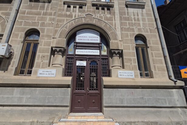 se incearca din nou salvarea unui simbol al constantei peste 62 de milioane de lei pentru reabilitarea colegiului mircea cel batran 6abaebbbe4e54
