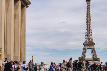 turnul eiffel se redeschide dupa greva angajatilor femeilor li s a cerut sa fie invizibile pentru o delegatie hindusa 6a9fb23e10310