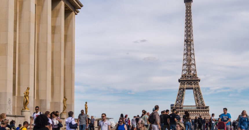 turnul eiffel se redeschide dupa greva angajatilor femeilor li s a cerut sa fie invizibile pentru o delegatie hindusa 6a9fb23e10310