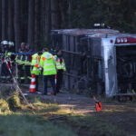 un autocar cu 50 de turisti straini s a rasturnat pe o autostrada din germania doi pasageri au murit si mai multi sunt grav raniti 6ab9282ebb6d0