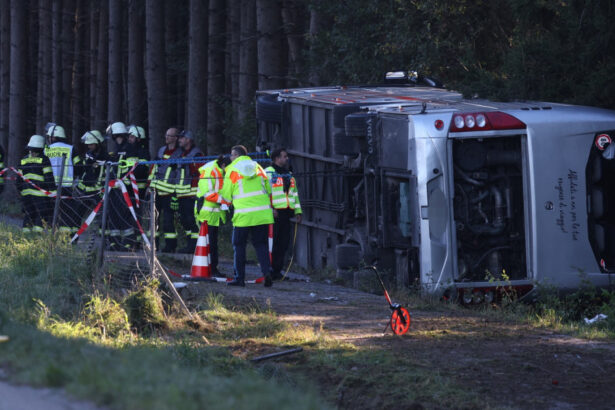 un autocar cu 50 de turisti straini s a rasturnat pe o autostrada din germania doi pasageri au murit si mai multi sunt grav raniti 6ab9282ebb6d0