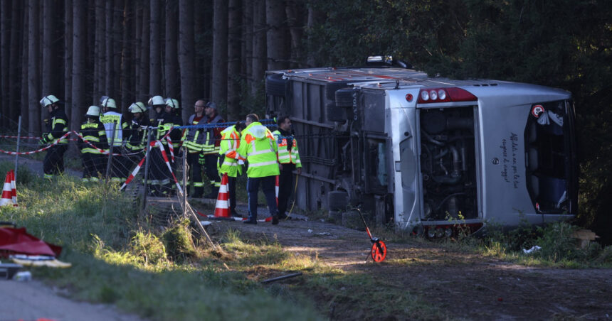 un autocar cu 50 de turisti straini s a rasturnat pe o autostrada din germania doi pasageri au murit si mai multi sunt grav raniti 6ab9282ebb6d0