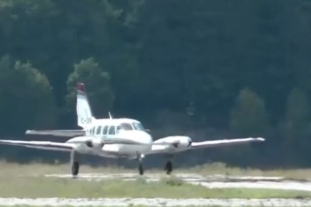 un avion de mici dimensiuni a aterizat fortat pe aerodromul din iasi pilotul a fost ranit si a ajuns la spital 6aba4874cb469