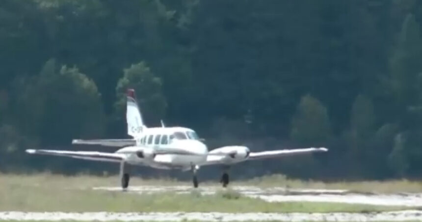 un avion de mici dimensiuni a aterizat fortat pe aerodromul din iasi pilotul a fost ranit si a ajuns la spital 6aba4874cb469