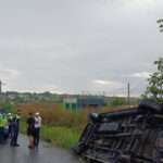 video accident la sarca iasi cu un microbuz in care erau sase oameni doi raniti au fost dusi la spital dupa ce autovehiculul s a rasturnat 6a9d2edad2a37