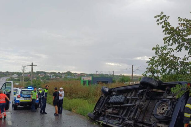 video accident la sarca iasi cu un microbuz in care erau sase oameni doi raniti au fost dusi la spital dupa ce autovehiculul s a rasturnat 6a9d2edad2a37