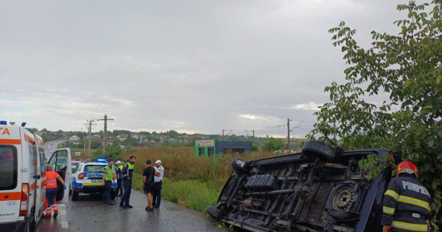 video accident la sarca iasi cu un microbuz in care erau sase oameni doi raniti au fost dusi la spital dupa ce autovehiculul s a rasturnat 6a9d2edad2a37