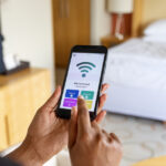 video capcana retelelor wi fi gratuite cum iti pot fi furate parolele si banii cand te conectezi la internet in aeroport hotel sau cafenele 6aaf6b993791c