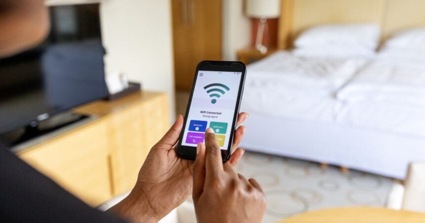 video capcana retelelor wi fi gratuite cum iti pot fi furate parolele si banii cand te conectezi la internet in aeroport hotel sau cafenele 6aaf6b993791c