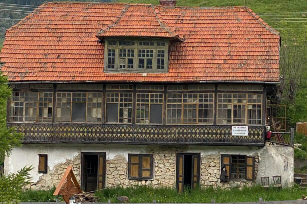 video charlie ottley transforma o cladire veche de 120 de ani din sirnea brasov intr un pub englezesc in onoarea regelui charles 6a9bd9d52ae8a