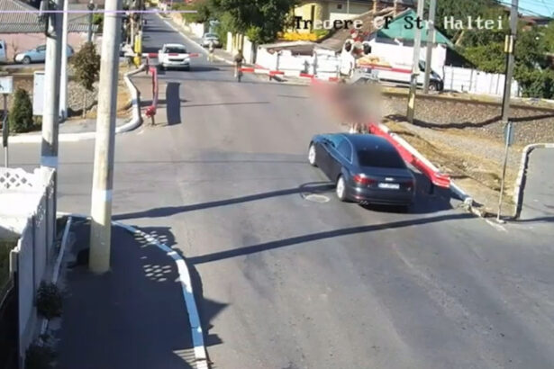 video doi copii din constanta traverseaza calea ferata printre bariere cu cateva secunde inainte sa treaca un tren 6a97c23d64bb4