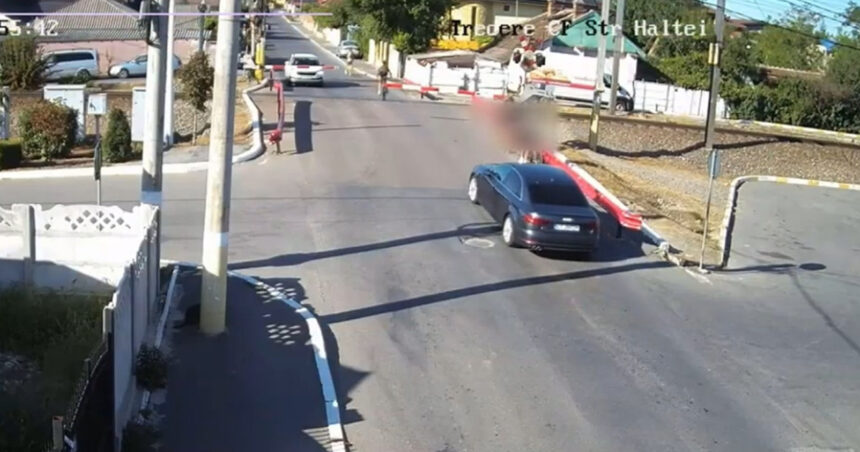 video doi copii din constanta traverseaza calea ferata printre bariere cu cateva secunde inainte sa treaca un tren 6a97c23d64bb4