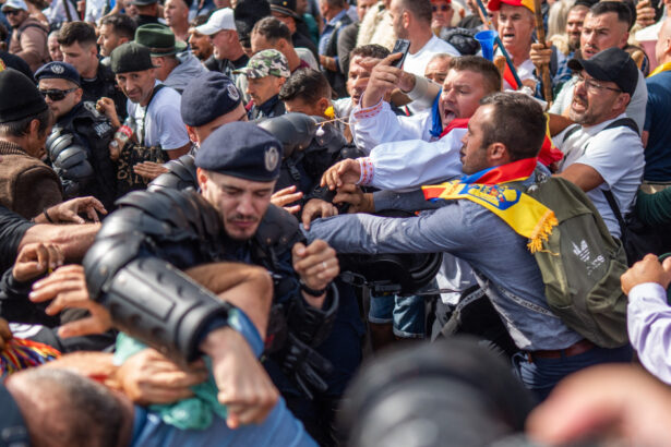 video fermierii se delimiteaza de violentele din piata victoriei agitatorii au venit cu lectia invatata de acasa apel catre participanti 6aa959b2a1e32