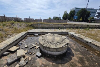 video foto un element inedit al statiunii mamaia se degradeaza sub ochii tuturor singurul ceas solar din piatra 6aa9c6b5510f5