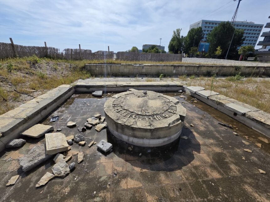 video foto un element inedit al statiunii mamaia se degradeaza sub ochii tuturor singurul ceas solar din piatra 6aa9c6b5510f5
