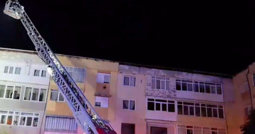 video incendiu la bals 52 de oameni au fost evacuati dupa ce blocul in care locuiau a luat foc 6a9bbddbd3a24