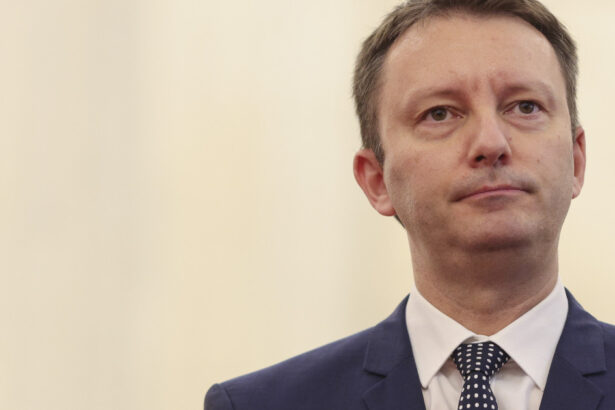 video nicusor dan a semnat decretul prin care il desemneaza premier pe siegfried muresan surse 6aaeb1456a64d