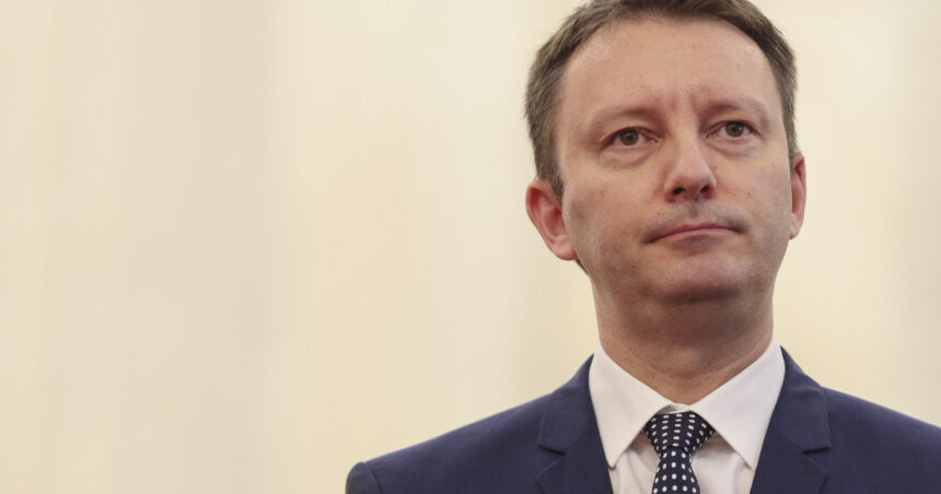 video nicusor dan a semnat decretul prin care il desemneaza premier pe siegfried muresan surse 6aaeb1456a64d