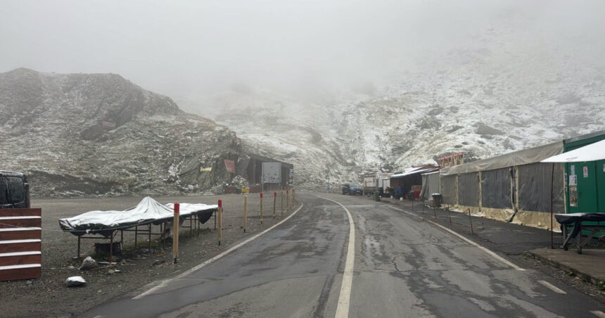 video ninsoare abundenta pe transfagarasan au intervenit drumarii soferii trebuie sa fie pregatiti sa conduca in conditii de iarna 6ab37c38c1171