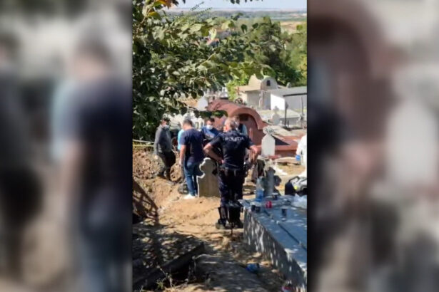 video noi saci cu oase umane descoperiti in cimitirul din slatina ipoteza anchetatorilor dupa gasirea unei cripte false 6ab51b1185c08