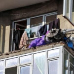 video un balcon a cazut de la etajul 7 al unui bloc din bucuresti si a avariat o masina 6ab15b5028734