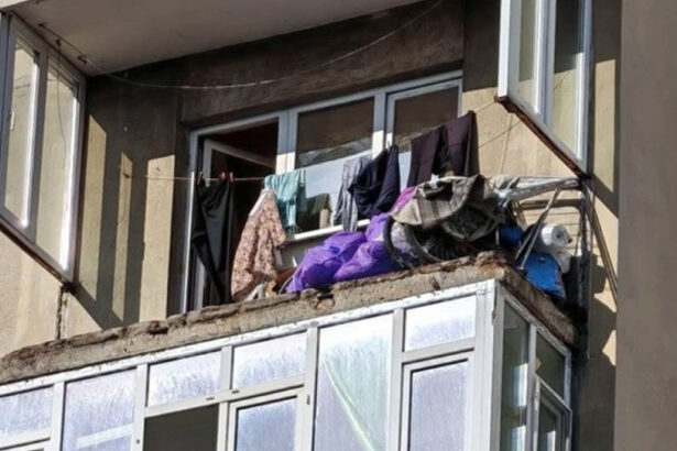 video un balcon a cazut de la etajul 7 al unui bloc din bucuresti si a avariat o masina 6ab15b5028734