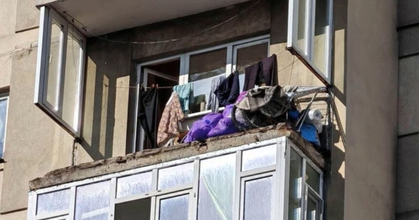 video un balcon a cazut de la etajul 7 al unui bloc din bucuresti si a avariat o masina 6ab15b5028734