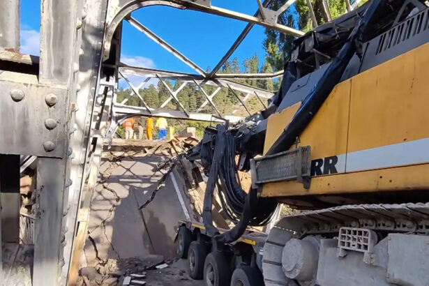 video un pod din bacau s a prabusit sub greutatea unui tir traficul pe drumul spre miercurea ciuc este blocat 6ab394d4eb8a8