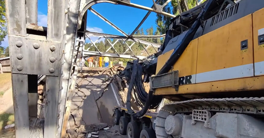 video un pod din bacau s a prabusit sub greutatea unui tir traficul pe drumul spre miercurea ciuc este blocat 6ab394d4eb8a8