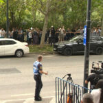 videofoto zeci de sustinatori ai lui calin georgescu la sediul diicot garduri de protectie si jandarmi mobilizati in zona 6ab1036ae4ff8