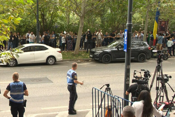 videofoto zeci de sustinatori ai lui calin georgescu la sediul diicot garduri de protectie si jandarmi mobilizati in zona 6ab1036ae4ff8