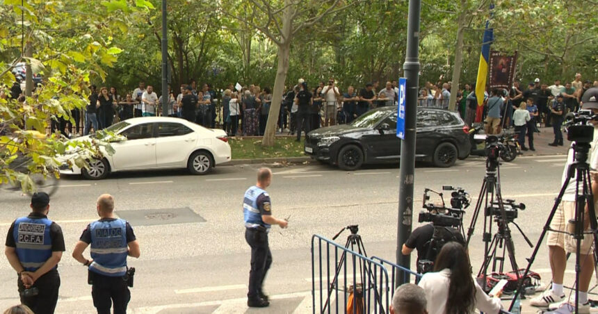 videofoto zeci de sustinatori ai lui calin georgescu la sediul diicot garduri de protectie si jandarmi mobilizati in zona 6ab1036ae4ff8