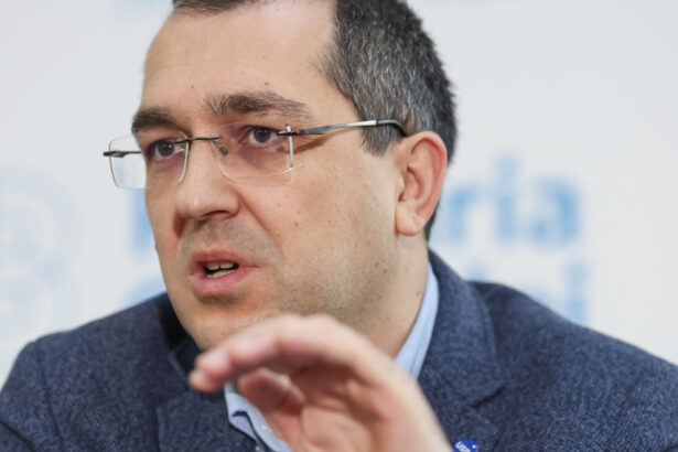 vlad voiculescu ii transmite lui siegfried muresan ca se poate baza pe voturile usr in parlament ii doresc sa reuseasca 6aac26e326cdf