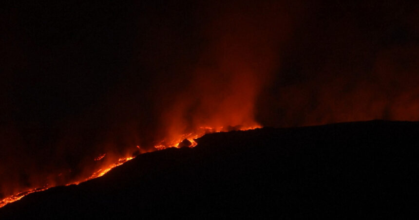 vulcanul anak krakatau din indonezia continua sa erupa autoritatile mentin alerta si zona de restrictie 6a9c272cb4d76