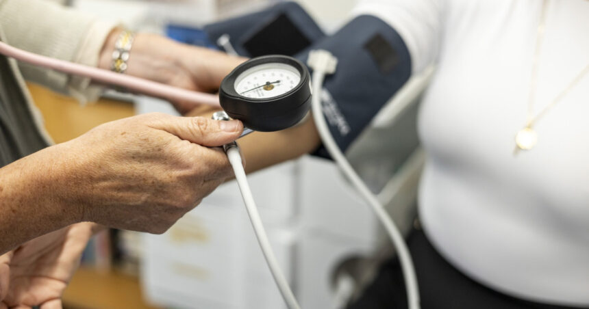 ce activitate simpla poate reduce tensiunea arteriala mai mult decat 30 de minute de exercitii fizice moderate studiu 6ad4f751eac03