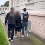 cine este tanarul care si a agresat iubita minora pe strada si apoi a rupt oglinda unei masini de politie 6aca22d53cdd2