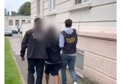 cine este tanarul care si a agresat iubita minora pe strada si apoi a rupt oglinda unei masini de politie 6aca22d53cdd2