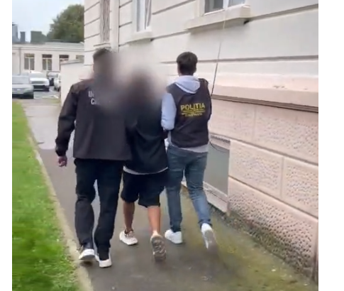 cine este tanarul care si a agresat iubita minora pe strada si apoi a rupt oglinda unei masini de politie 6aca22d53cdd2