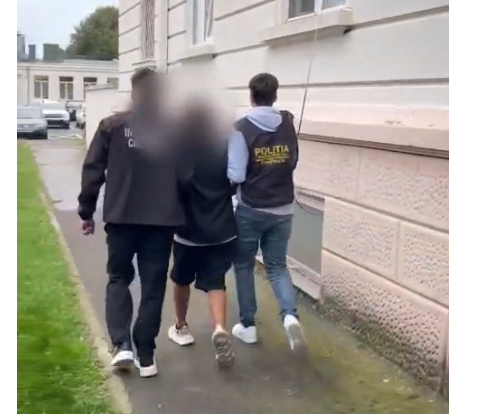 cine este tanarul care si a agresat iubita minora pe strada si apoi a rupt oglinda unei masini de politie 6aca22d53cdd2