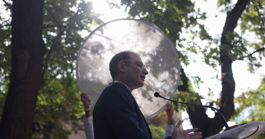 cum raspunde luca niculescu intrebat daca isi va depune mandatul inainte de votul in parlament 6ac9d3053dd2f