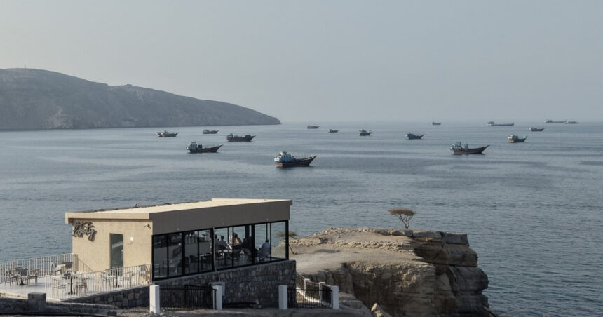 doua petroliere in flacari dupa ce au lovit mine in stramtoarea ormuz unul dintre ele ar fi fost escortat de nave de razboi ale sua 6ad39b6cde577