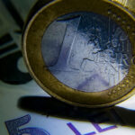 euro bate un nou record in fata leului dupa socul de pe piata interbancara cursul bnr a ajuns la 53447 lei 6abfa38ca0a1a